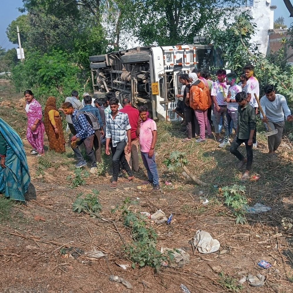 मैनपुरी में कंटेनर पलटा, चालक समेत दो दबे:ग्रामीणों ने निकाला बाहर, हालत गंभीर, जिला अस्पताल रेफर
