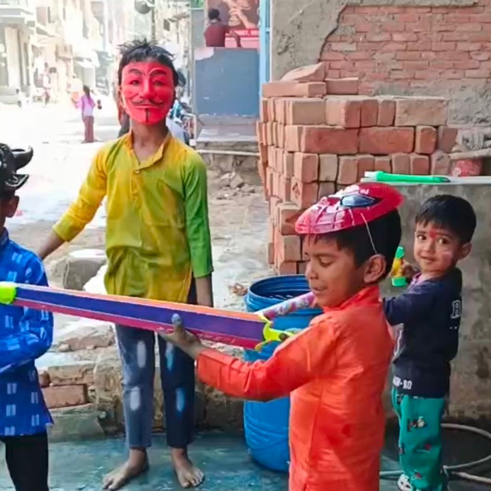 कौशांबी में होली का रंगारंग उत्सव, अबीर-गुलाल से सराबोर शहर:गंगा-यमुना के मध्य बुद्ध की तपोस्थली में बुधवार को मनाई गयी होली