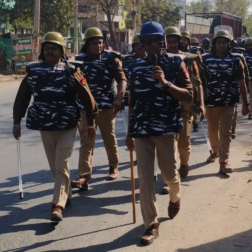 मथुरा पुलिस ने होली पर किया गांव-गांव फ्लैग मार्च:शांतिपूर्ण माहौल बनाए रखने की अपील