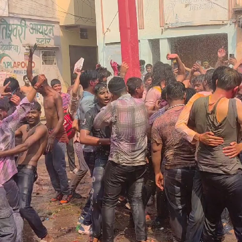 देवरिया में उत्साहपूर्वक मनी होली:लोग डीजे की धुन पर झूमे, पर्व शांतिपूर्ण संपन्न, चप्पे-चप्पे पर तैनात रही पुलिस