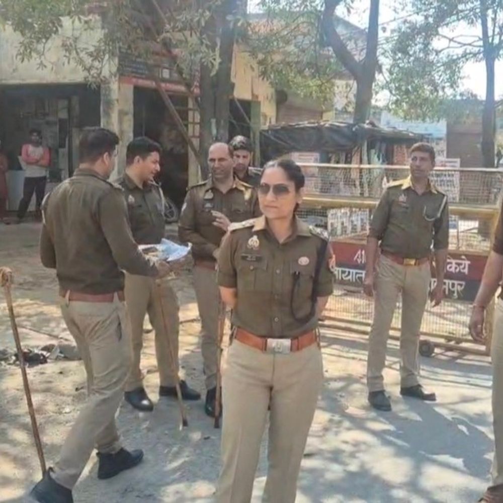 CO ने ड्यूटी पर तैनात जवानों को खिलाई गुंजिया:सहारनपुर में रमजान-होली पर उत्साहवर्धन के लिए बांटी खुशियां