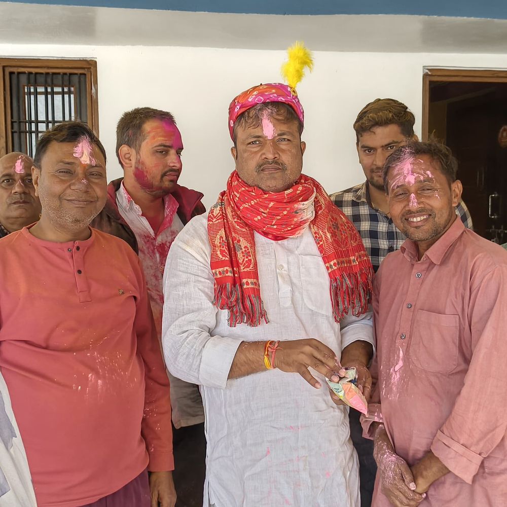 भदोही में धूमधाम से मनाई गई होली:विधायक विपुल दुबे ने कार्यकर्ताओं को रंग लगाया, ग्रामीणों ने बेलवरिया गीत गाए