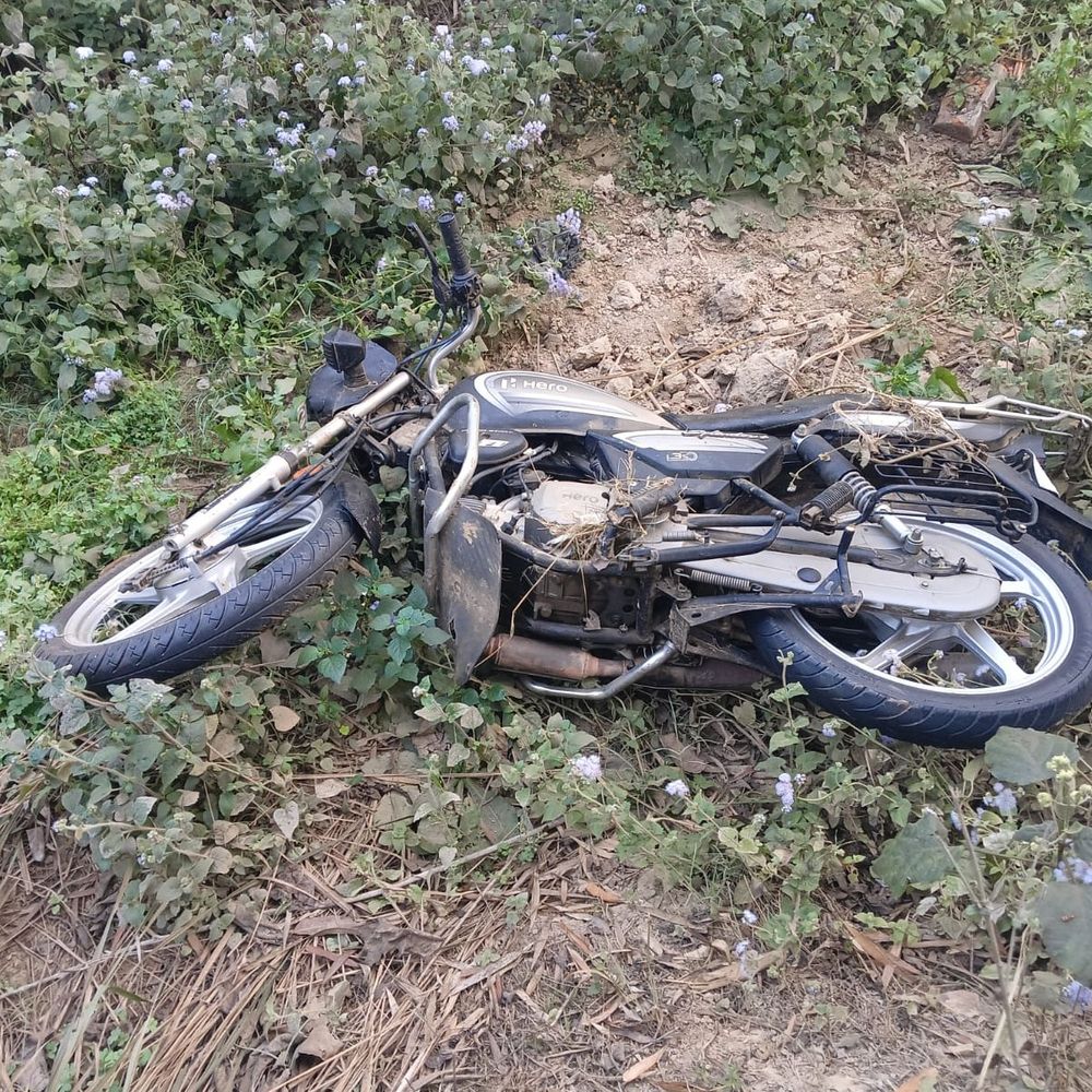 अमेठी में सड़क किनारे गड्ढे में मिला युवक का शव:पास पड़ी मोटरसाइकिल भी टूटी मिली, तेज रफ्तार से गिरने की आशंका