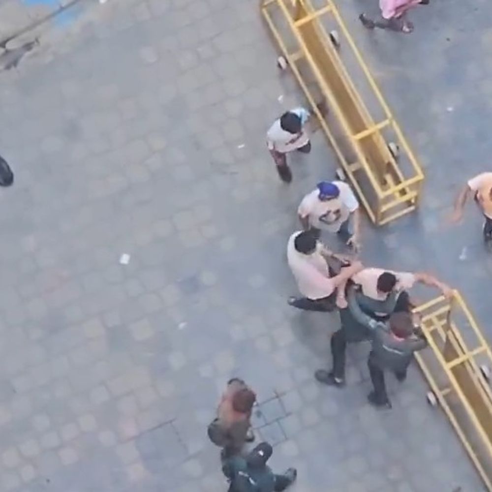 ग्रेटर नोएडा में सुरक्षा गार्डों ने निवासियों को पीटा:होली पर हुआ विवाद, वीडियो वायरल होने के बाद पुलिस जांच में जुटी