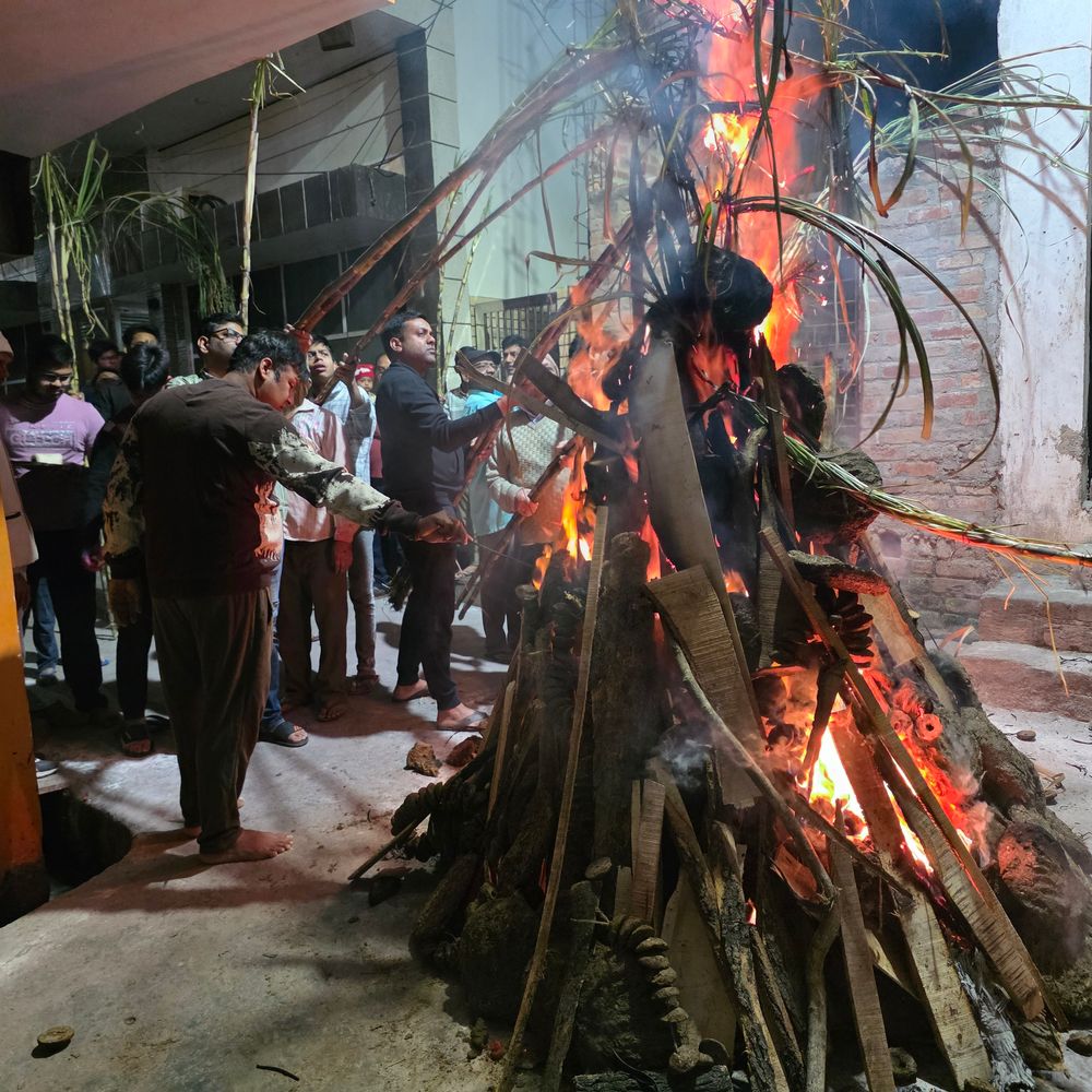 संभल में 1195 स्थानों पर होलिका दहन संपन्न:सुरक्षा के बीच शुभ मुहूर्त में आयोजन हुआ, चप्पे-चप्पे पर पुलिस तैनात