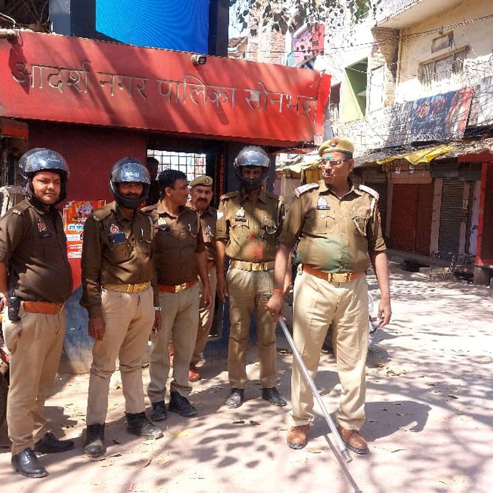 सोनभद्र में होली की धूम:चौक चौराहों पर तैनात रही पुलिस, ढोल-मंजीरे के साथ फाग गाया, बच्चों ने खेला रंग