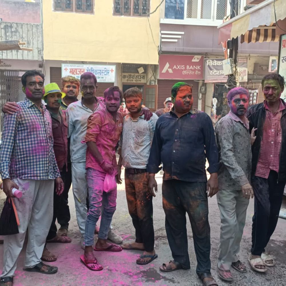 कासगंज में होली का पर्व उत्साह से मनाया गया:लोगों ने रंग-गुलाल से खेली होली, दी एक-दूसरे को बधाई