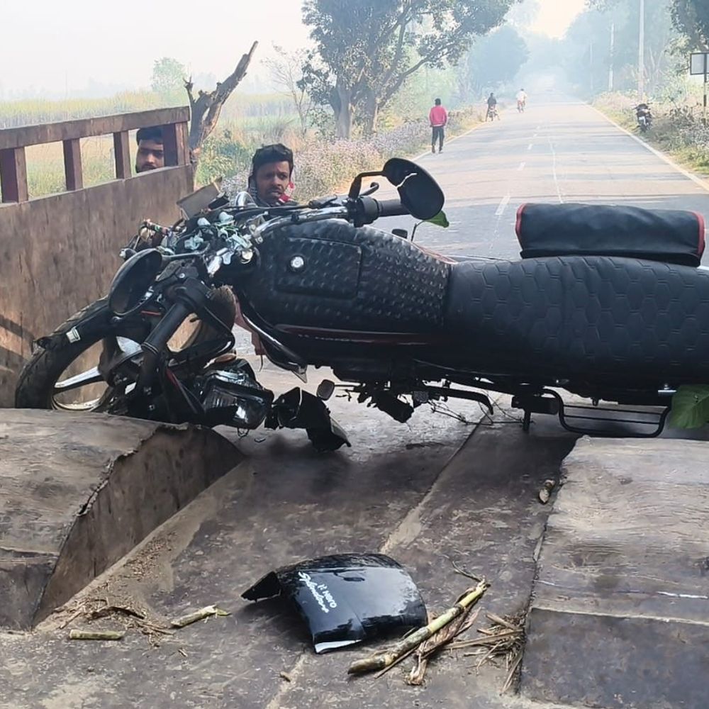 सीतापुर में चाचा-भतीजे की सड़क हादसे में मौत:मेले से लौटते समय अनियंत्रित बाइक पेड़ से टकराकर खाईं में गिरी, मौके पर तोड़ा दम