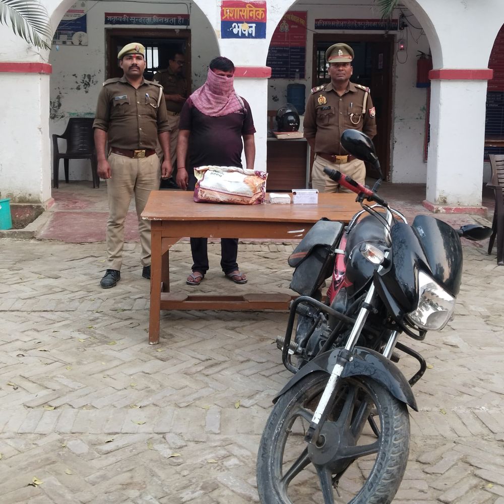 होली पर अवैध शराब के साथ एक तस्कर गिरफ्तार:श्रावस्ती पुलिस ने चेकिंग में शराब, नकदी और बाइक किया बरामद