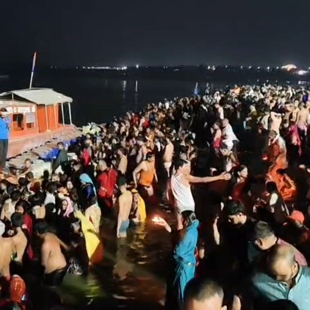 चंद्र ग्रहण समाप्त, प्रयागराज संगम में श्रद्धालुओं ने लगाई डुबकी:मंत्रोच्चार से गूंजे तट, शुद्धिकरण के बाद खुले मंदिरों के कपाट