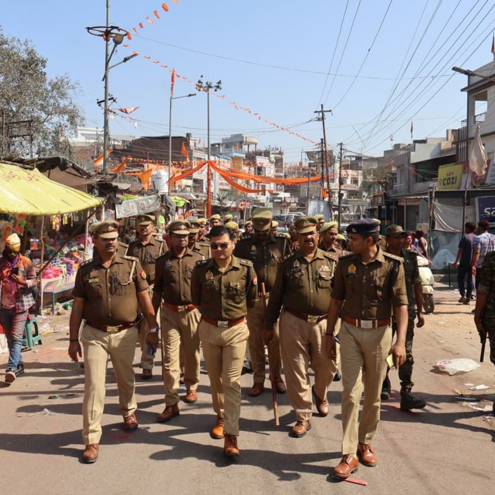 सोनभद्र में एसपी ने सुरक्षा व्यवस्था देखी:कई थाना क्षेत्रों का भ्रमण कर शांति बनाए रखने की अपील की