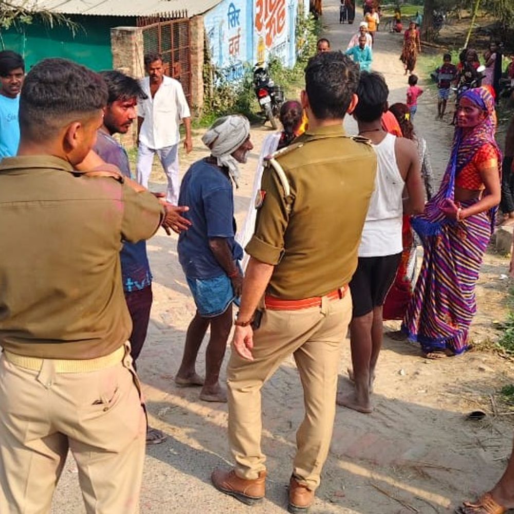 बलरामपुर में होली पर दुकान में मारपीट, 3 घायल:लाठी-डंडे से लोगों पर हमला, पुलिस बल तैनात; जांच जारी