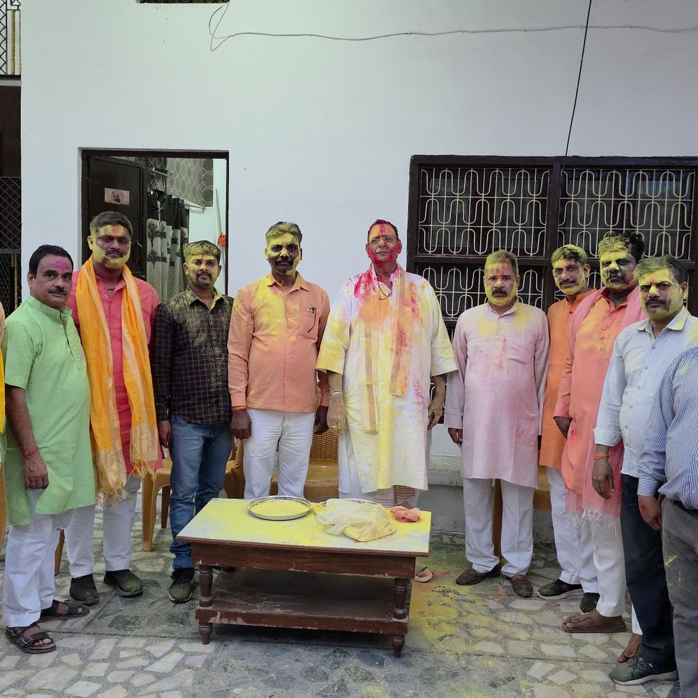 विधायक रत्नाकर मिश्र ने लोगों के साथ होली मनाया:मिर्जापुर में अबीर-गुलाल लगाकर बच्चों को खिलाई मिठाई