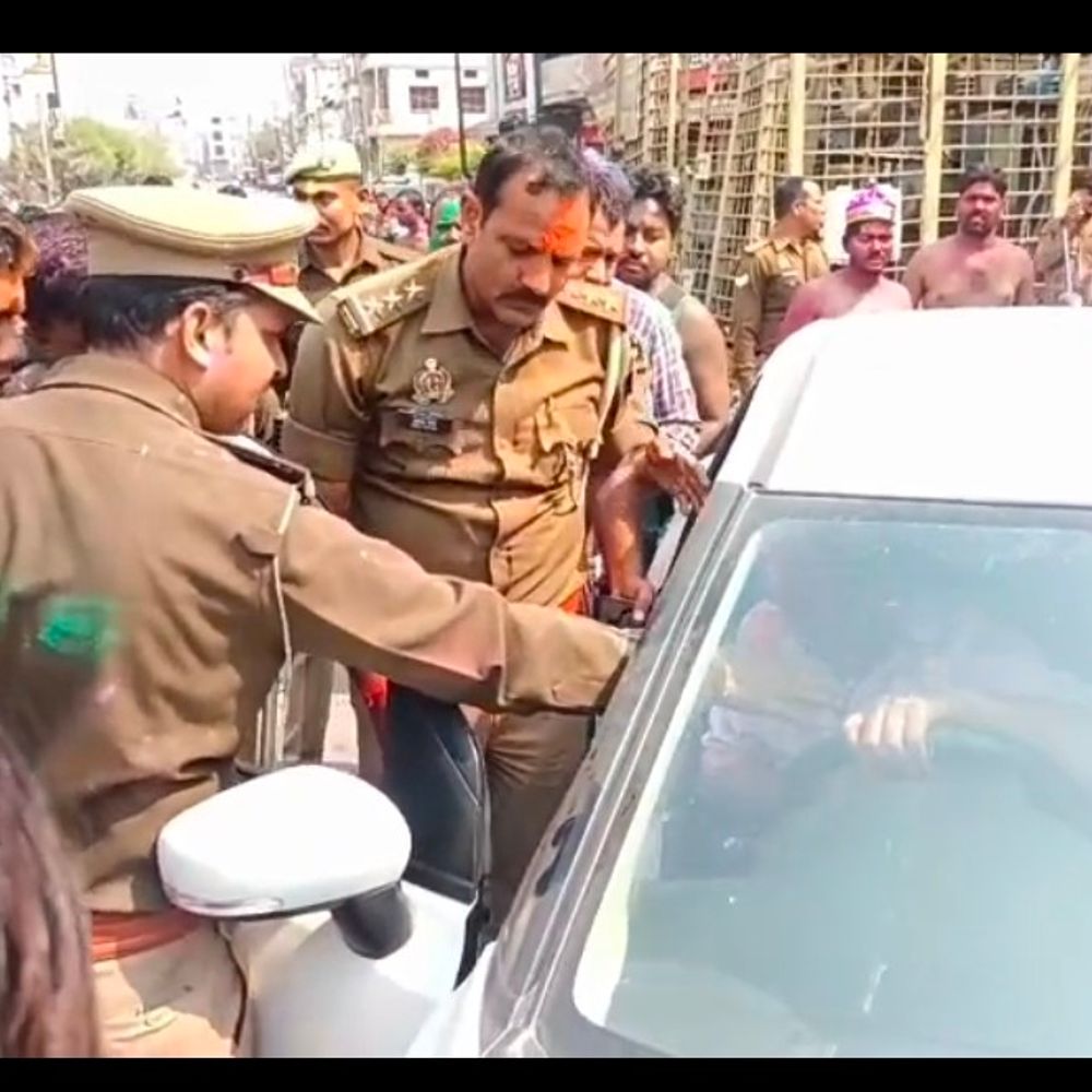 मऊ में सिपाही का नशे में हंगामा, VIDEO:बीच सड़क गाड़ी खड़ी कर पी रहा था शराब, टोकने पर लोगों से की बदसलूकी