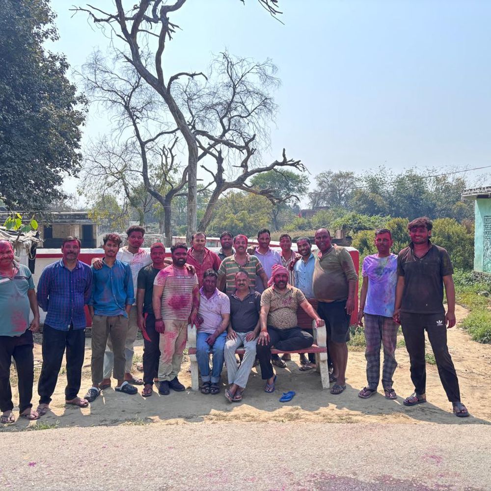 चंदौली में होली की धूम:रंग-बिरंगे चेहरों के साथ होली गीतों पर नाचते नजर आए लोग, गली-चौराहों पर बजते रहे DJ