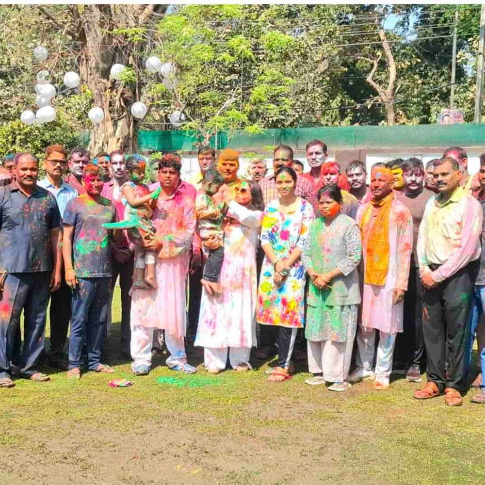 कानपुर PAC ग्राउंड में खेली कपड़ा फाड़ होली:अधिकारी-जवानों ने ढोल नगाड़ों पर किया डांस, DIG ने दी शुभकामनाएं