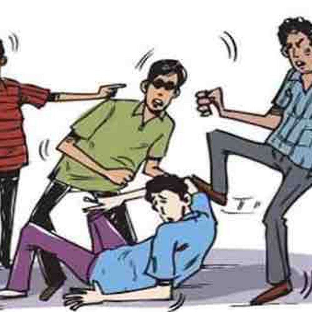 कानपुर: दुकान बंद कर रहे युवक पर हमला:बचाव करने आई मां का धक्का देकर हाथ तोड़ा, मां-बेटा घायल, केस दर्ज