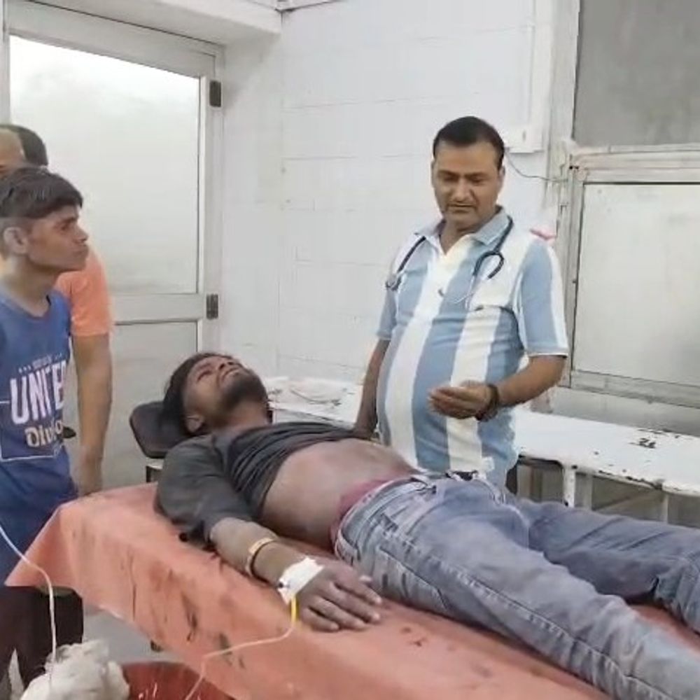 महोबा में 1000 रुपए के विवाद में दोस्तों में मारपीट:एक ने चाकू मारा, दूसरे ने ईंट से किया वार; हालत गंभीर