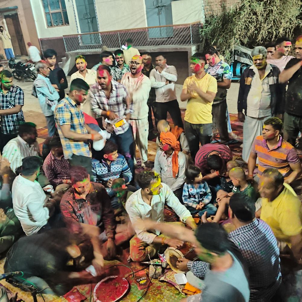 बक्सर में पारंपरिक फगुआ गीतों के साथ मनी होली:बुजुर्गों और युवाओं ने चौपाल पर ढोल-मंजीरे के साथ गाए गीत, रंग लगाकर दी बधाई