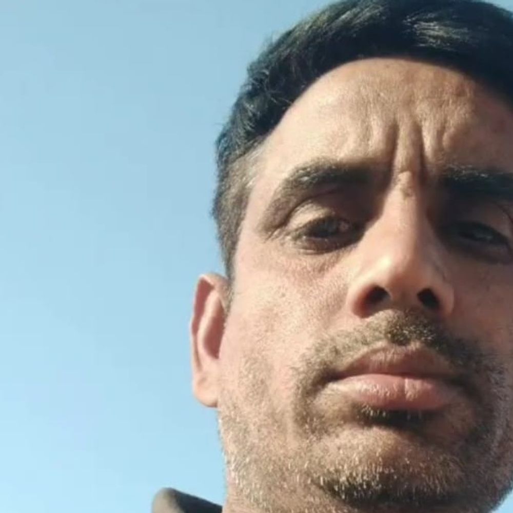 अज्ञात वाहन की टक्कर में 2 चचेरे भाइयों की मौत:फर्रुखाबाद में बिजली के खंभे से टकराए बाइक सवार, गाड़ी चलाने का करते थे काम