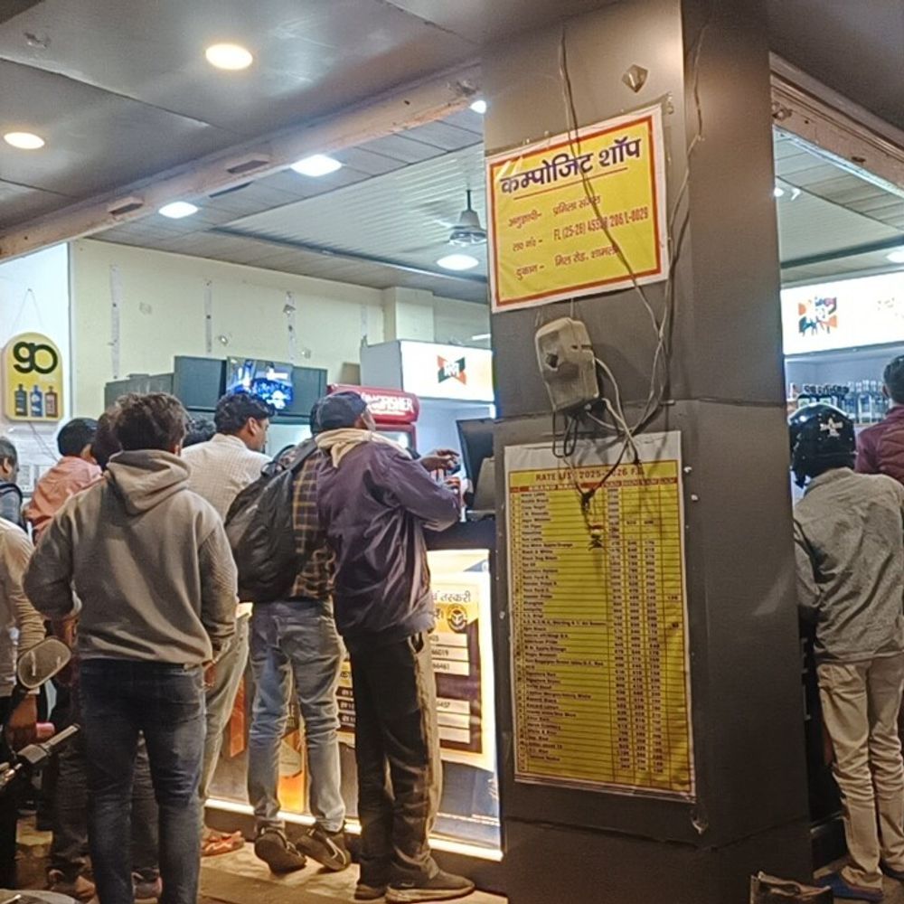 शामली में होली से पहले शराब ठेकों पर भीड़:ग्राहकों ने ओवररेटिंग का आरोप लगाया, भीड़ के चलते सड़क पर लगा जाम