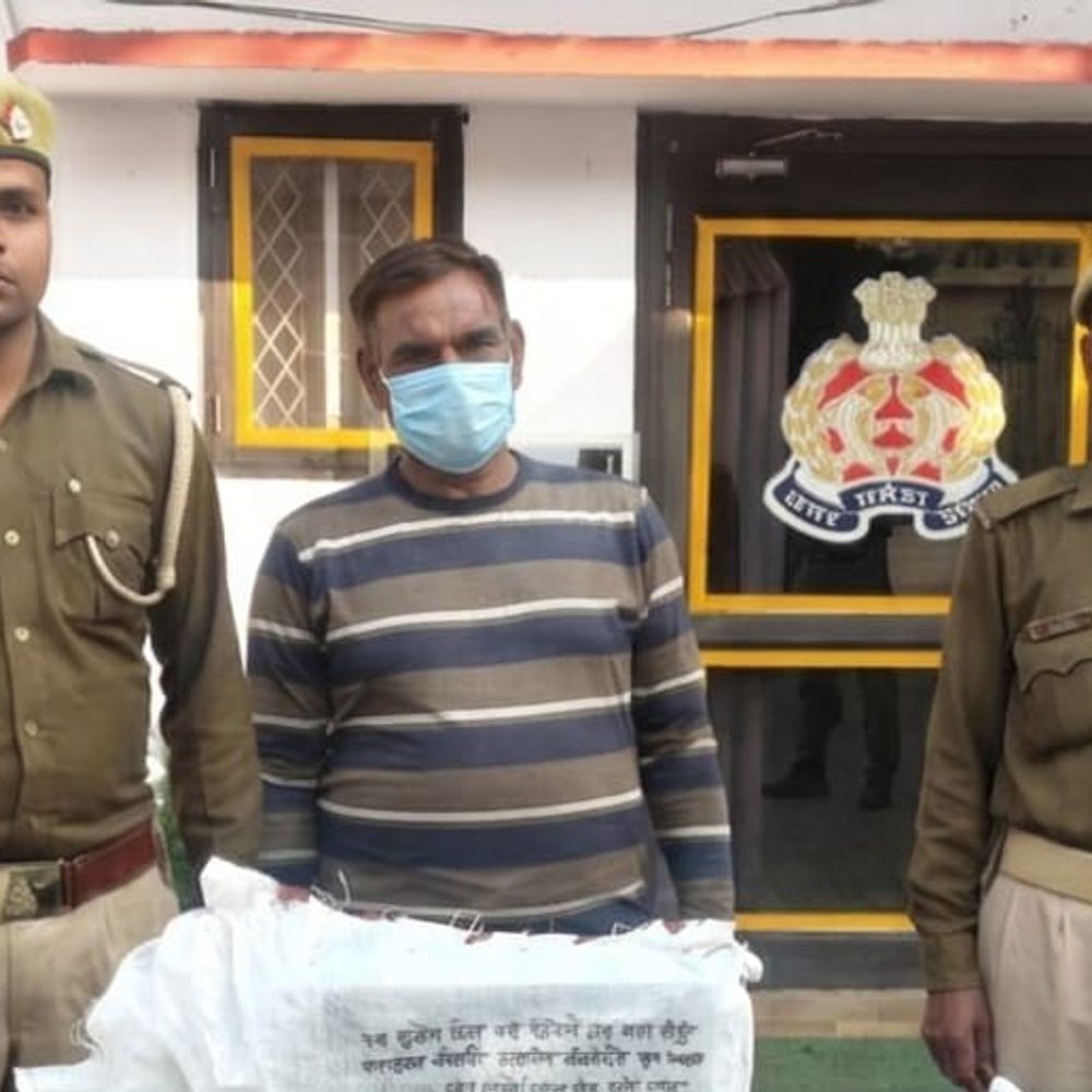 बस अड्डे पर बैटरी चोरी करते युवक गिरफ्तार:रामपुर के स्वार बस अड्डे पर लोगों ने पकड़ा, मुकदमा दर्ज