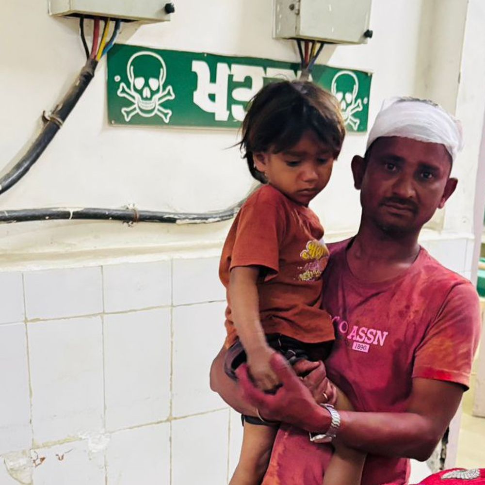 मोगा में सड़क हादसे में दंपती और बेटी घायल:  ई-रिक्शा पलटने से हादसा, स्थानीय लोगों ने पहुंचाया अस्पताल – Moga News