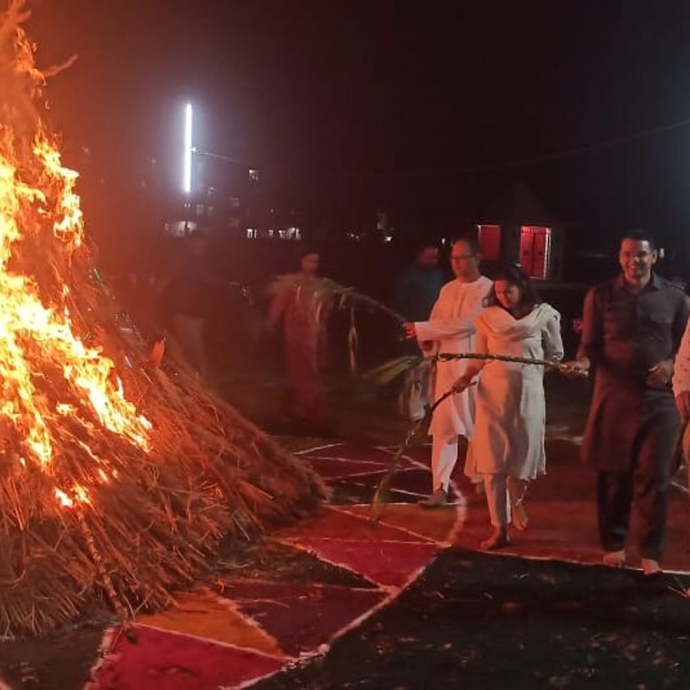 बलरामपुर रिजर्व पुलिस लाइंस में होलिका दहन:DM-DP ने की पूजा, आपसी सौहार्द बनाए रखने का दिया संदेश