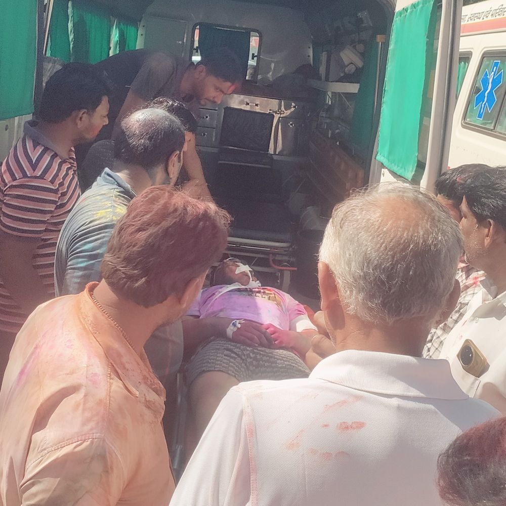 भाजपा जिलाध्यक्ष के भतीजे को कार ने मारी टक्कर:कानपुर देहात में होली पर स्कूटी से परिवार के साथ जा रहे थे, तीन लोग घायल