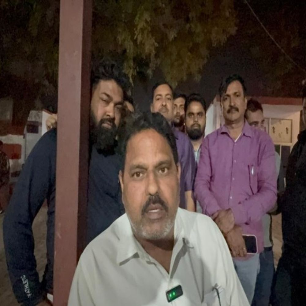 सुल्तानपुर में अधिवक्ता के घर घुसकर मारपीट, पिता घायल:पूर्व महासचिव के घर पर हमला, मां की सोने की चेन लूटी, केस दर्ज