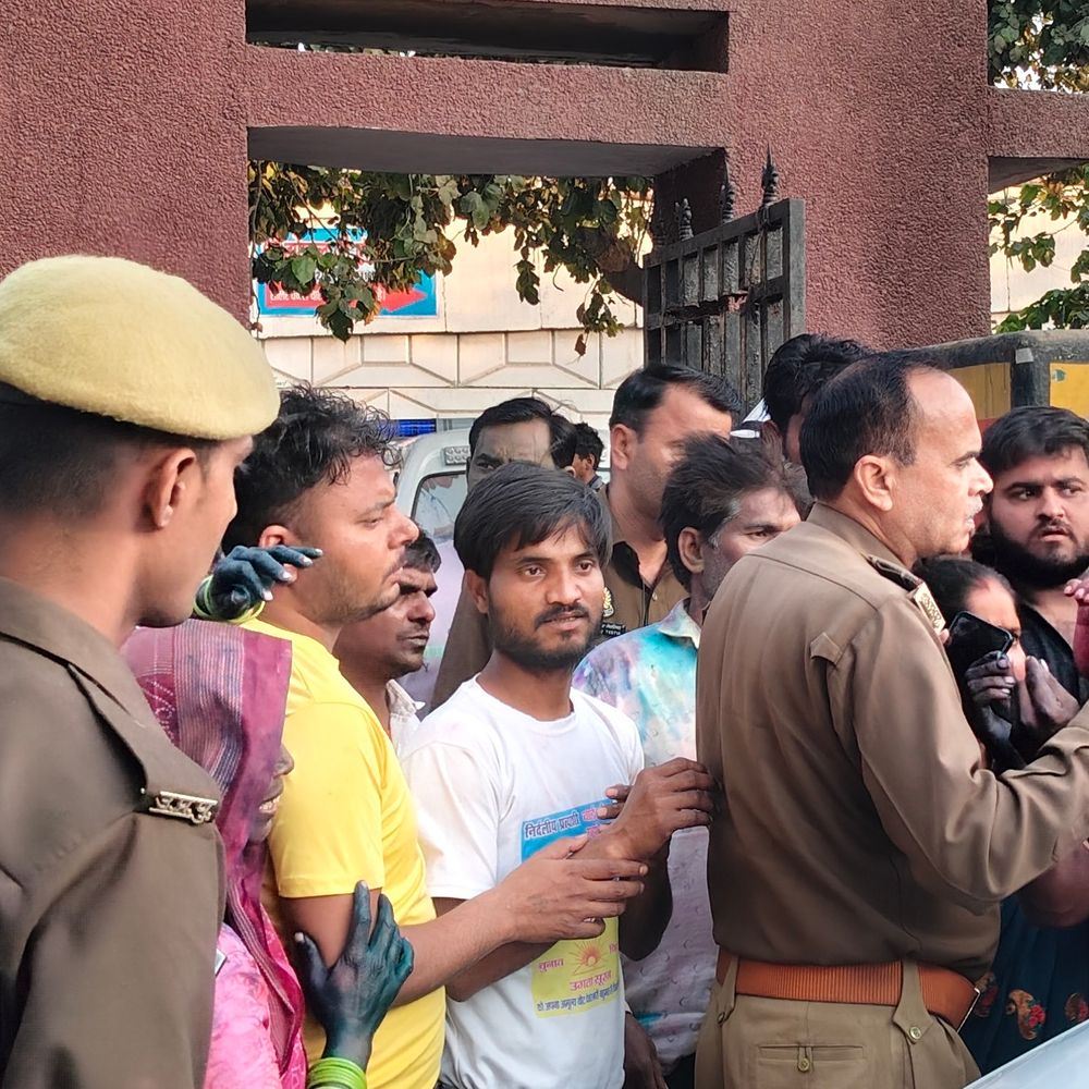 हाथरस में युवक ने की आत्महत्या:पोस्टमार्टम को लेकर परिजनों का हंगामा, पुलिस और स्वास्थ्यकर्मियों से नोंक-झोंक