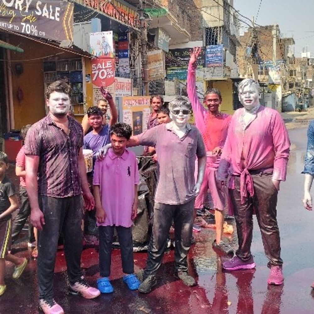 भदोही में होली का पर्व धूमधाम से मनाया गया:जोगीरा की धुन पर झूमीं टोलियां, जमकर उड़ा रंग-गुलाल