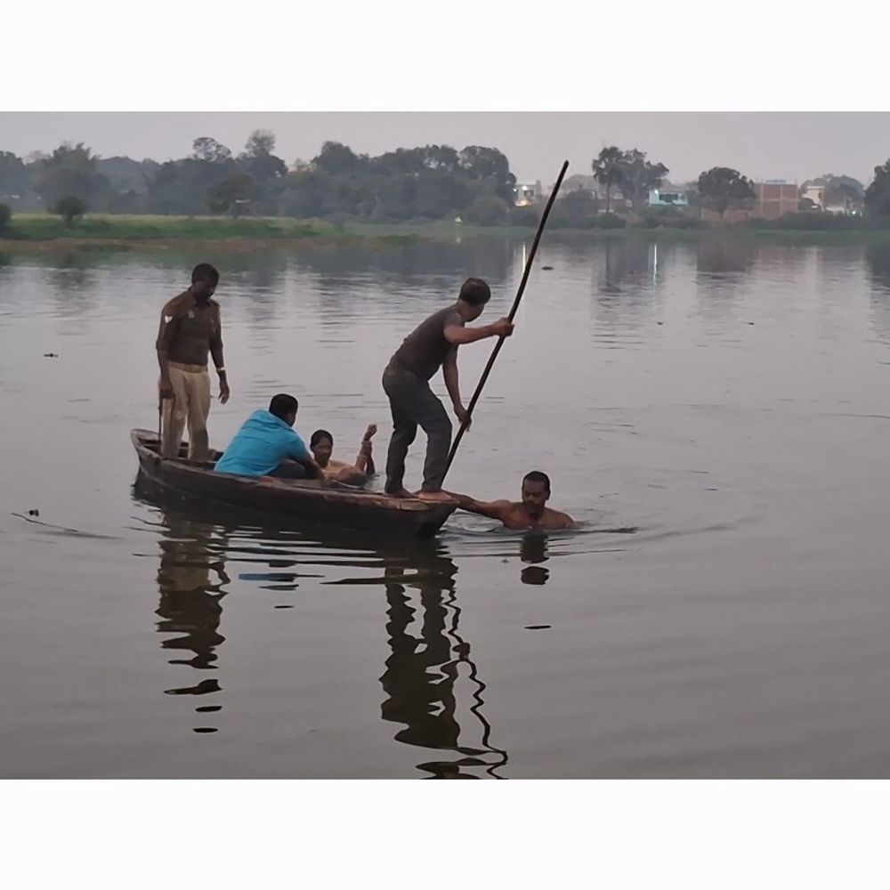 सिद्धार्थनगर में दो छात्रों की डूबने से मौत:होली खेलने के बाद तालाब में नहाने गए थे, पुलिस ने शवों को बाहर निकाला