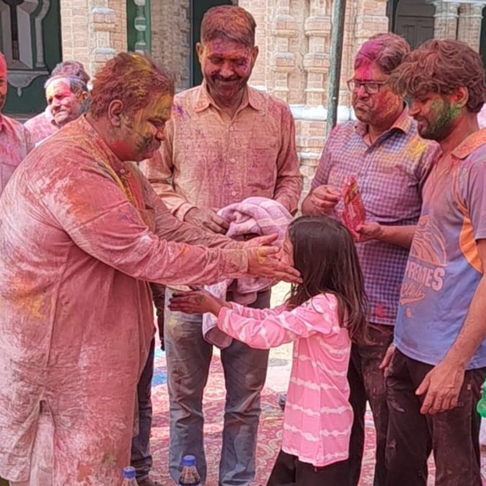 बलरामपुर में होली का पर्व उल्लास से मना:सिटी पैलेस में उमड़ा जनसैलाब, डीजे पर थिरके युवा