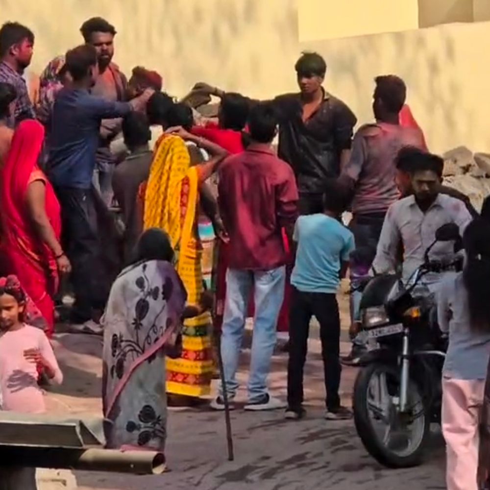 बाराबंकी में रंग लगाने पर विवाद:दो पक्षों में मारपीट, पथराव; VIDEO सामने आने पर पुलिस ने शुरू की जांच