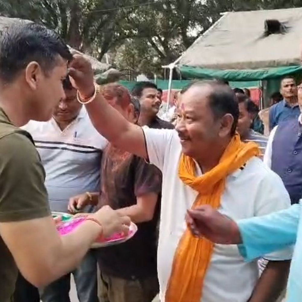 बेतिया में धूमधाम से मनाई जा रही होली:संवेदनशील स्थानों पर पुलिस बल तैनात, सौहार्दपूर्ण वातावरण में त्योहार मनाने की अपील