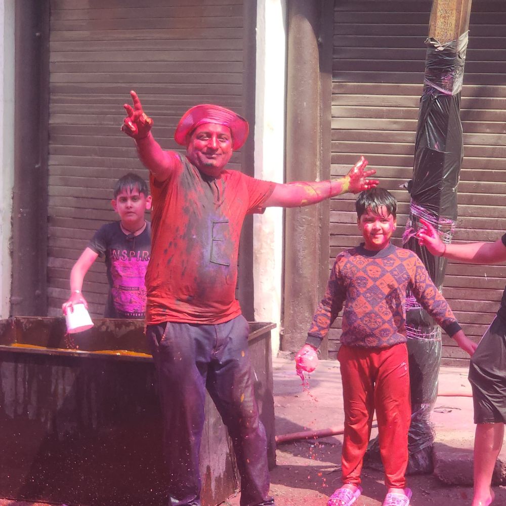 संभल में ऊंट के साथ निकली 4KM लंबी चौपाई:डीएम-एसपी ने लोगों से मिलकर मनाई होली, भोलेनाथ का हुआ भगवा तिलक