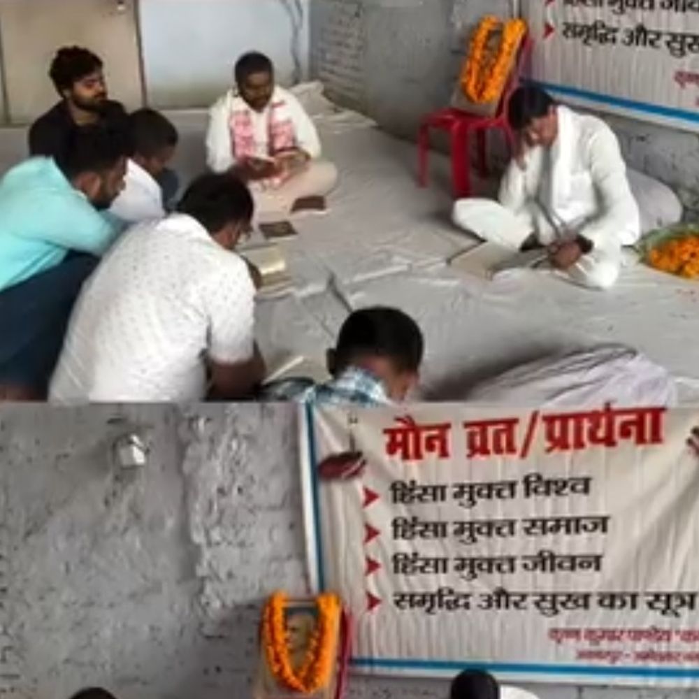 अम्बेडकरनगर में होली पर दो घंटे का मौन व्रत:कांग्रेस नेता ने विश्व शांति, अहिंसा को रोकने की मांग की