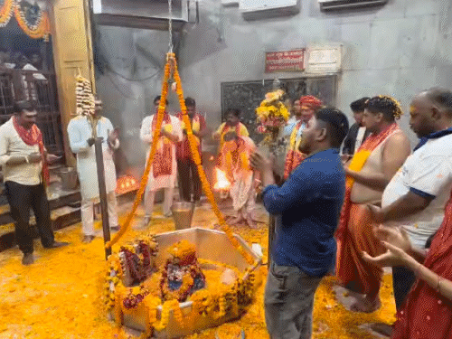 भोलेनाथ को दूध-दही, घी और शक्कर से स्नान कराया:गुलाब, गेंदा, चमेली और रजनीगंधा के फूलों से हुआ शृंगार, बाबा गरीबनाथ धाम में जुटे भक्त