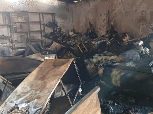 पलामू में इलेक्ट्रॉनिक गोदाम में भीषण आग:  घंटे की मशक्कत के बाद काबू; लाखों का सामान राख, शॉर्ट सर्किट से उठीं लपटें – Palamu News