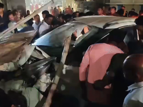 भागलपुर में तेज रफ्तार कार गुमटी से टकराई, 2 मौत:मुखिया आधे घंटे तक स्टेयरिंग में फंसे रहें, हादसे में 7 लोग हुए घायल