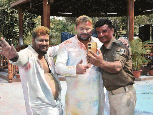 तेजप्रताप-तेजस्वी ने पिता लालू के अंदाज में खेली होली:बग्गी पर बीजेपी विधायक, पटना में 1200 रुपए KG बिका मटन; 25 तस्वीरों में बिहार की होली