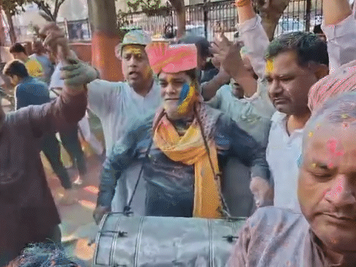 बिहार में होली; रामकृपाल ने कार्यकर्ताओं के साथ लगाए ठुमके;:अनुष्का के भाई ने भांजी के लिए की शॉपिंग, पटना में मटन की दुकान पर लंबी लाइन