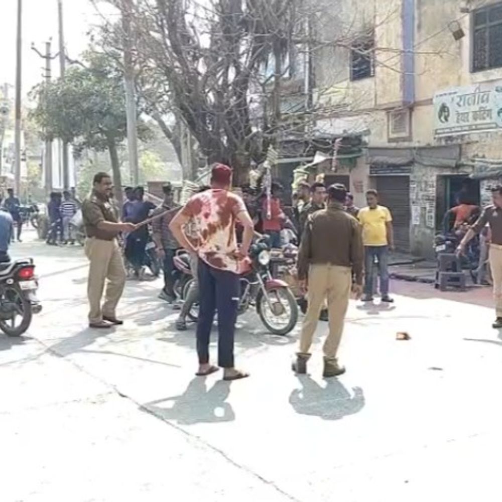 होली पर बाइकर्स पर पुलिस प्रशासन सख्त:एटा में बेरीकेटिंग लगाकर कार्रवाई, कई युवा हिरासत में लिए गए