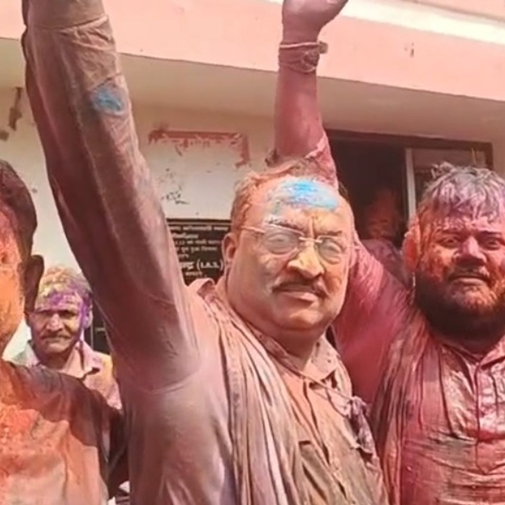 बहराइच में धूमधाम से मनी होली:सांसद और भाजपा जिलाध्यक्ष ने दी बधाई, लोगों ने जमकर उड़ाया अबीर गुलाल