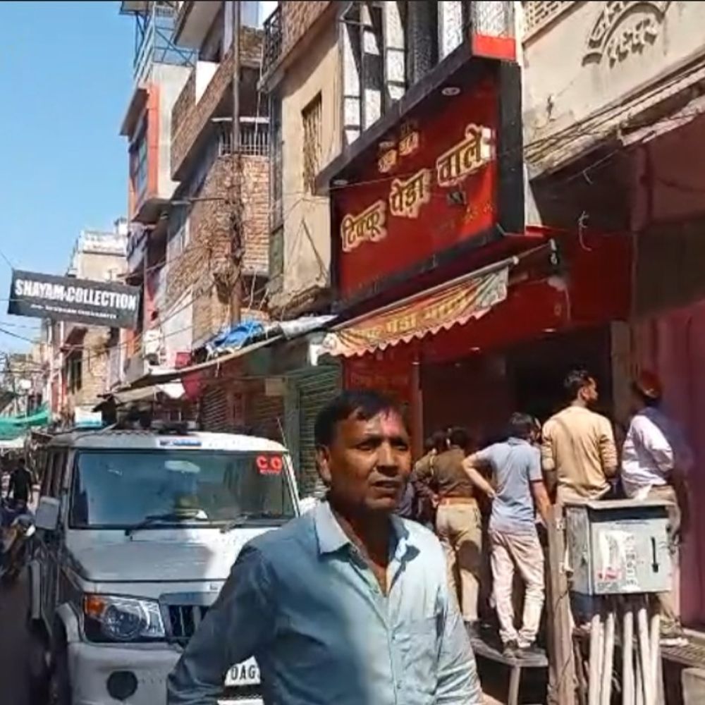 जालौन के मशहूर ‘टिक्कू पेड़ा’ की दुकान पर छापा:प्रसाद खाने से बच्चों के बीमार पड़ने पर कार्रवाई