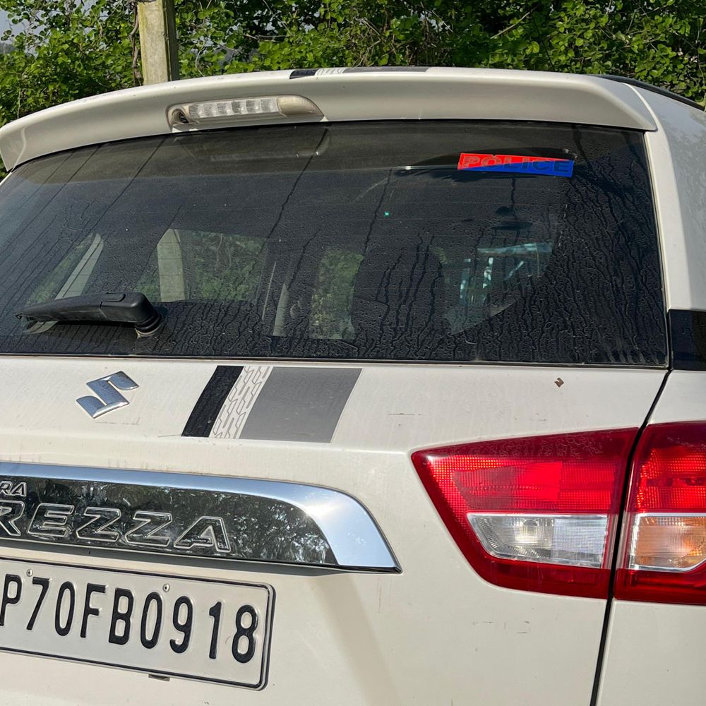 बेकाबू ब्रेजा ने टोटो को मारी टक्कर, 6 लोग घायल:पुलिस स्टीकर लगी कार का चालक नशे में था, टोटो 5 फीट गड्ढे में गिरी