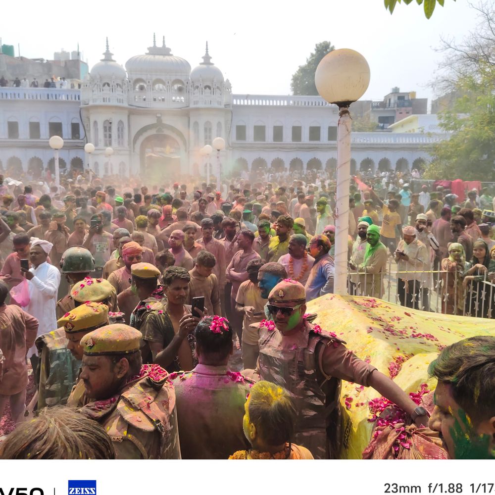 10 तस्वीरों में देखें देवा शरीफ की होली:बाराबंकी में हरे गुम्बद पर उड़ा गुलाल, कव्वाली हुई, ढ़ोल पर जमकर नाचे लोग