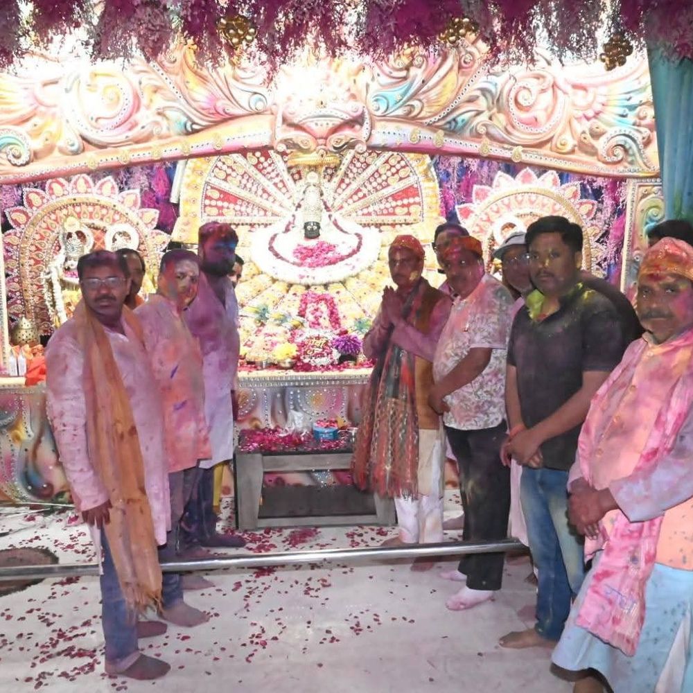 बीरबल साहनी मार्ग श्याम मंदिर में फूलों-गुलाल की होली:भक्तों ने बाबा श्याम संग खेली होली, 15 कुंतल सामग्री का उपयोग किया