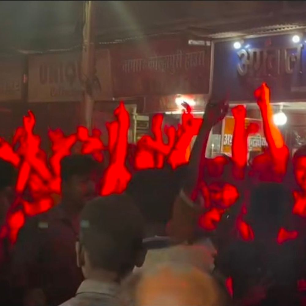 गोंडा में देर रात निकला होली जुलूस:होली गीतों डीजे पर झूमते दिखे लोग, एक दूसरे के कपड़े को फाड़कर हुए शामिल